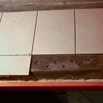 Як клеїти плитку на стіну правильно