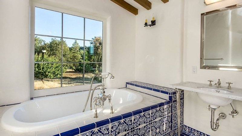 Кольорова плитка для ванної: фото зразків