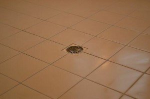 Як зробити злив в підлозі ванної кімнати.