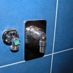 Як заховати труби у ванній під плитку своїми руками