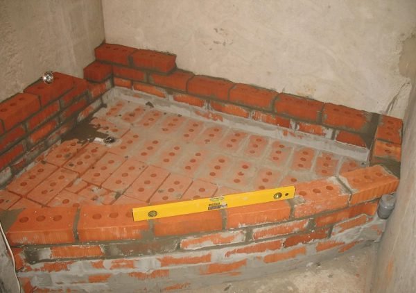 Як правильно встановити ванну в ванній кімнаті своїми руками — покрокове відео та фото