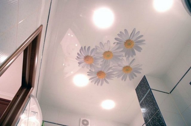 Усе про натяжні стелі у ванній, плюси і мінуси, а також поради Усе про натяжні стелі у ванній, плюси і мінуси, а також поради