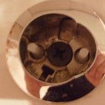 Як зняти кришку бачка унітазу з кнопкою