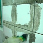 Як клеїти плитку на стіну правильно