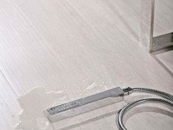 Вологостійкий ламінат – сучасне підлогове покриття для ванної кімнати: характеристики, особливості його вибору, поради Вологостійкий ламінат – сучасне підлогове покриття для ванної кімнати: характеристики, особливості його вибору, поради