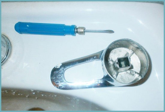 Підтікає або капає змішувач у ванній або на кухні: розбираємося як полагодити