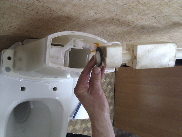 Пристрій зливного бачка унітазу: конструкція основних вузлів і механізмів