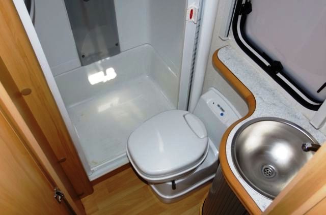 Сучасний дизайн ванної кімнати маленького розміру