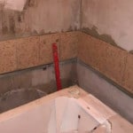 Як класти плитку на стіну у ванній