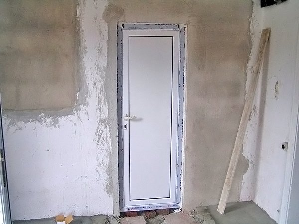 Пластикові двері для ванної: переваги і недоліки, монтаж своїми руками