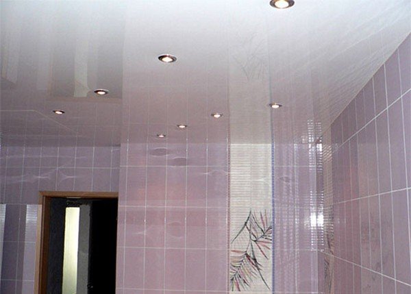 Натяжна стеля у ванній: переваги, як вибрати, технологія установки