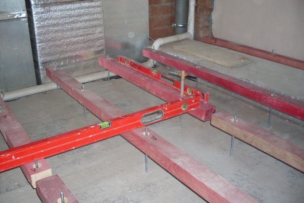 Як зробити підлогу у ванній кімнаті своїми руками — покрокове відео та фото