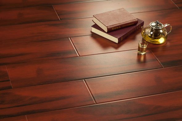 Вологостійкий ламінат – сучасне підлогове покриття для ванної кімнати: характеристики, особливості його вибору, поради Вологостійкий ламінат – сучасне підлогове покриття для ванної кімнати: характеристики, особливості його вибору, поради