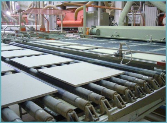 У чому відмінності простий плитки (кахель) від керамограніта