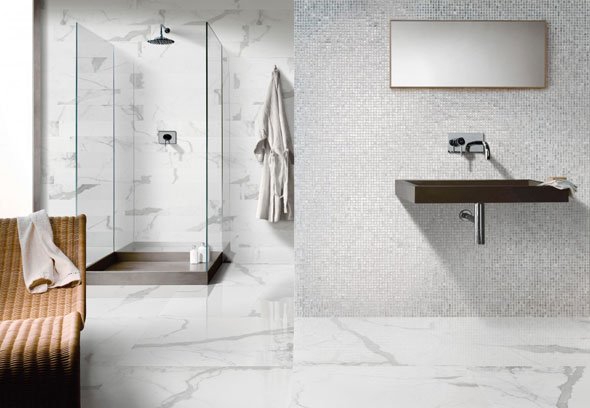 Мармурова плитка: багатство і розкіш у ванній кімнаті