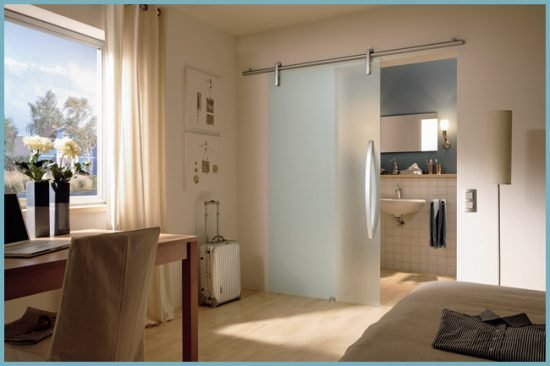 Установка розсувних скляних дверей у ванній і туалеті