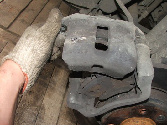 Заміна передніх і задніх гальмівних колодок на Рено Логан своїми руками