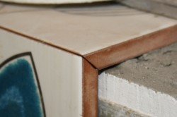 Як класти плитку в кутах ванної – способи, стикування, укладання (відео)