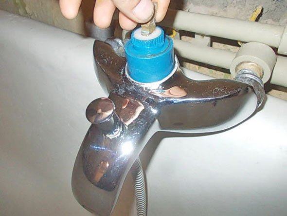 Підтікає або капає змішувач у ванній або на кухні: розбираємося як полагодити Підтікає або капає змішувач у ванній або на кухні: розбираємося як полагодити