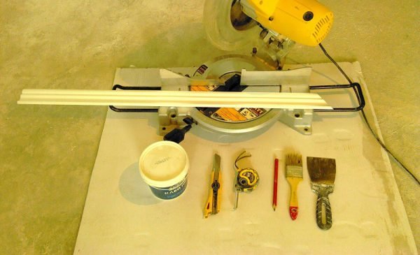 Плінтус для ванни на підлогу — вибір і установка (відео, фото)