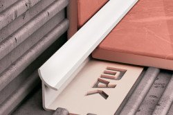 Як класти плитку в кутах ванної – способи, стикування, укладання (відео)