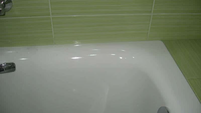 Як і чим закрити щілину між ванною і стіною