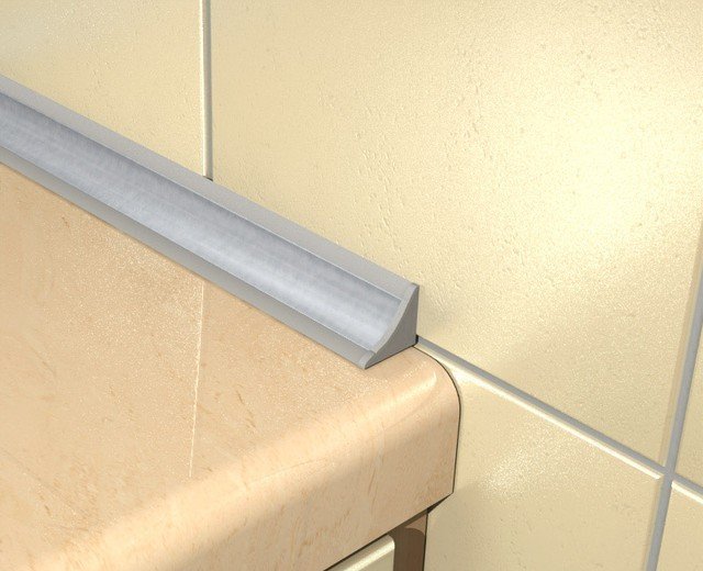 Протікає вода між ванною і стіною, як виправити проблему