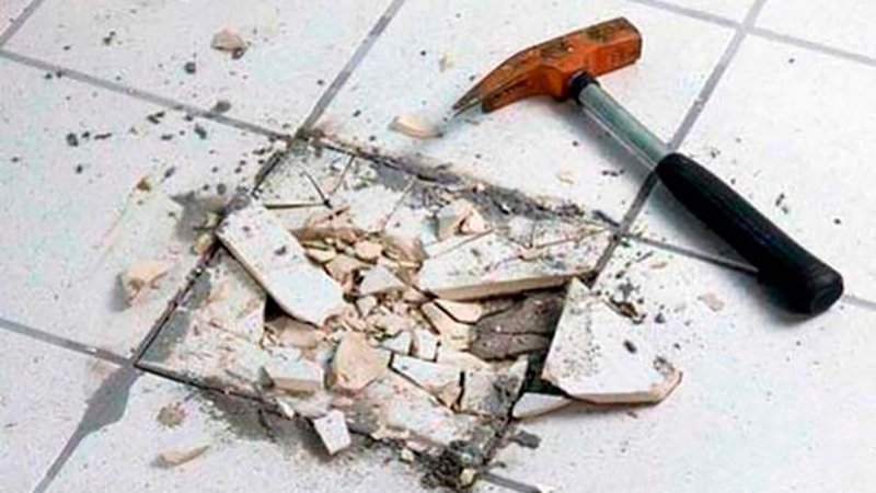 Відвалилася плитка у ванній: чим і як правильно приклеїти