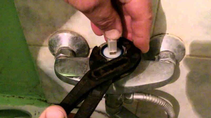 Як розібрати змішувач одинважільний у ванній