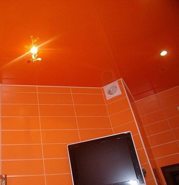 Чи можна робити у ванній кімнаті натяжна стеля — який краще, плюси і мінуси (відео, фото)