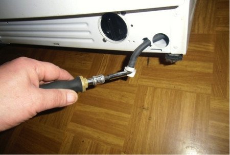 Пральна машина гуде при зливі води