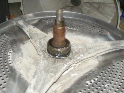 Пральна машина набирає воду, але не стирає: причини і що робити?
