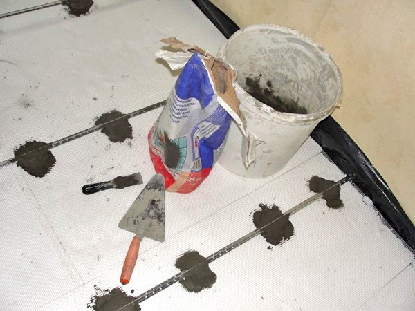 Стяжка підлоги у ванній: технологія заливки своїми руками, її етапи та особливості Стяжка підлоги у ванній: технологія заливки своїми руками, її етапи та особливості