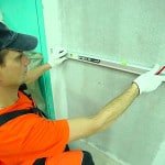 Як клеїти плитку на стіну правильно