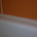 Як і чим закрити щілину між ванною і стіною