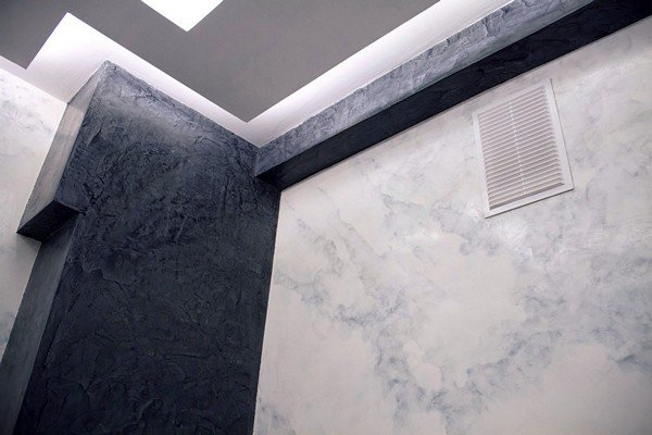 Декоративна штукатурка у ванній кімнаті: переваги та недоліки, особливості підготовки поверхні і самостійне нанесення