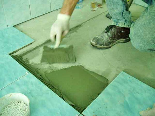 Як класти плитку на підлогу у ванній: особливості технології і послідовність виконання робіт Як класти плитку на підлогу у ванній: особливості технології і послідовність виконання робіт