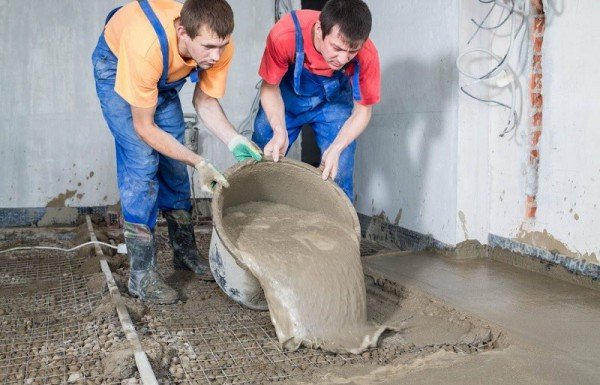 Як вирівняти підлогу під плитку у ванній кімнаті — підготовка і монтаж (фото, відео)