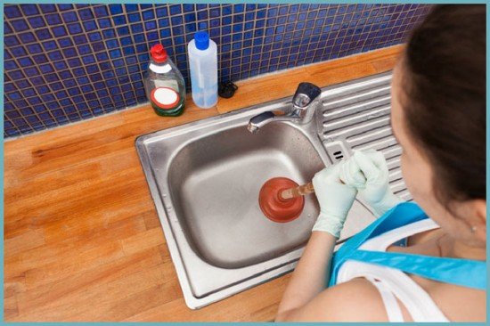 Як самостійно усунути засмічення в раковині (мийці або трубі) на кухні