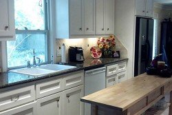 Мийка на кухні біля вікна: плюси і мінуси такого варіанту