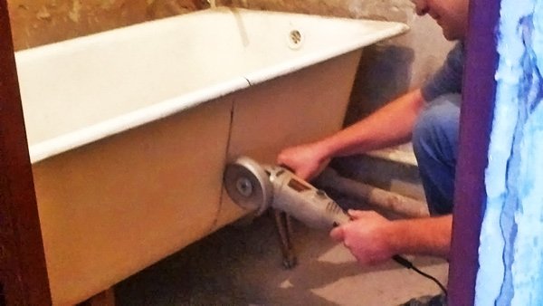 Демонтаж чавунної ванни: два способи прибрати стару чавунну ванну з квартири