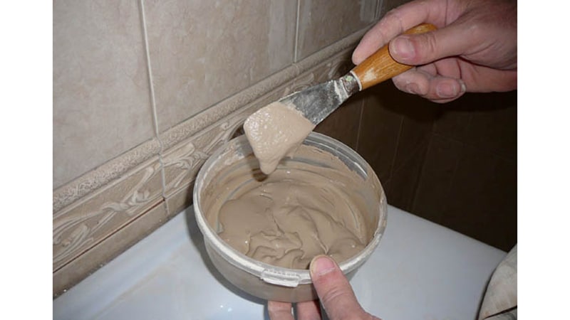 Чим замазати шви між плиткою у ванній