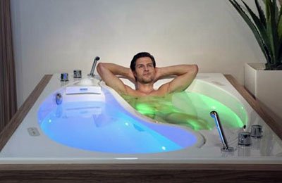 Кутова ванна у маленькій ванній кімнаті: фото приклади, правила вибору і ціни