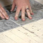 Укладання плитки на деревяну підлогу у ванній