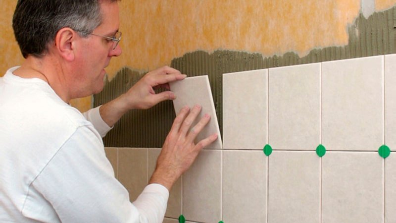 Як класти плитку на стіну у ванній