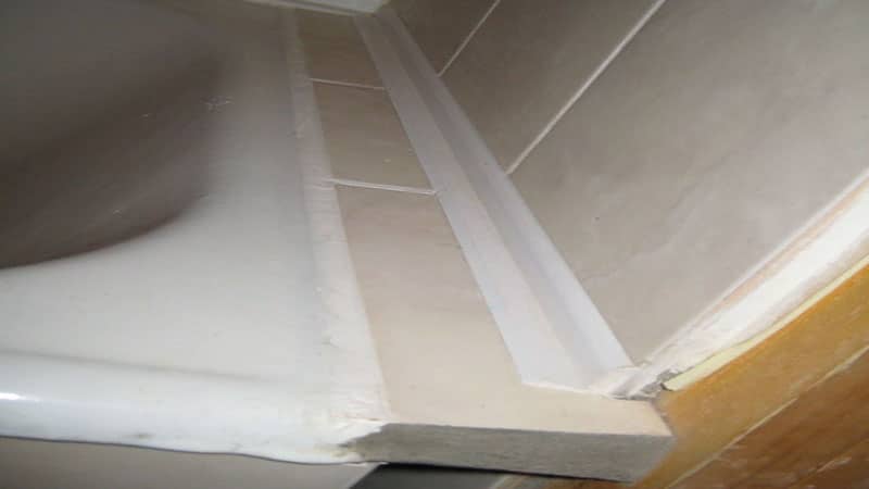 Як і чим закрити щілину між ванною і стіною