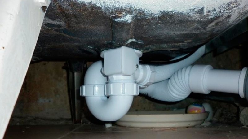 Який злив перелив для ванни краще: автомат або напівавтомат