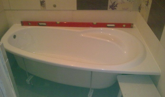 Як проводиться установка ванни після укладання плитки