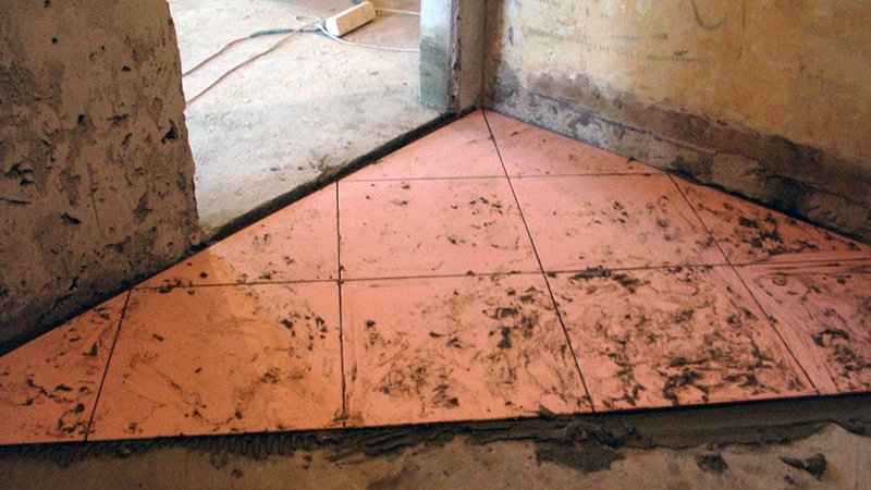 Як класти плитку на підлогу у ванній