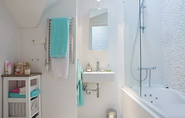 Як вибрати етажерку для ванної кімнати: розбираємося у видах і матеріалах